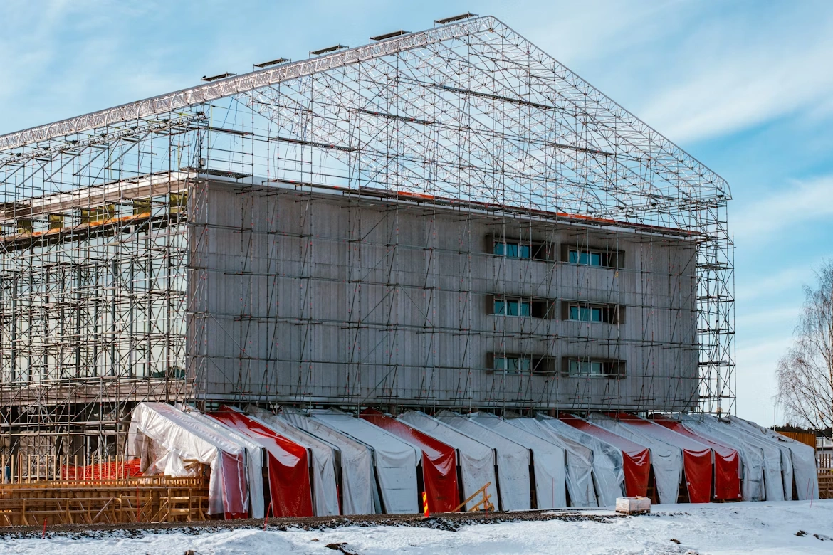 Julkisivuremontti ja lasijulkisivun rakenteet – työmaa